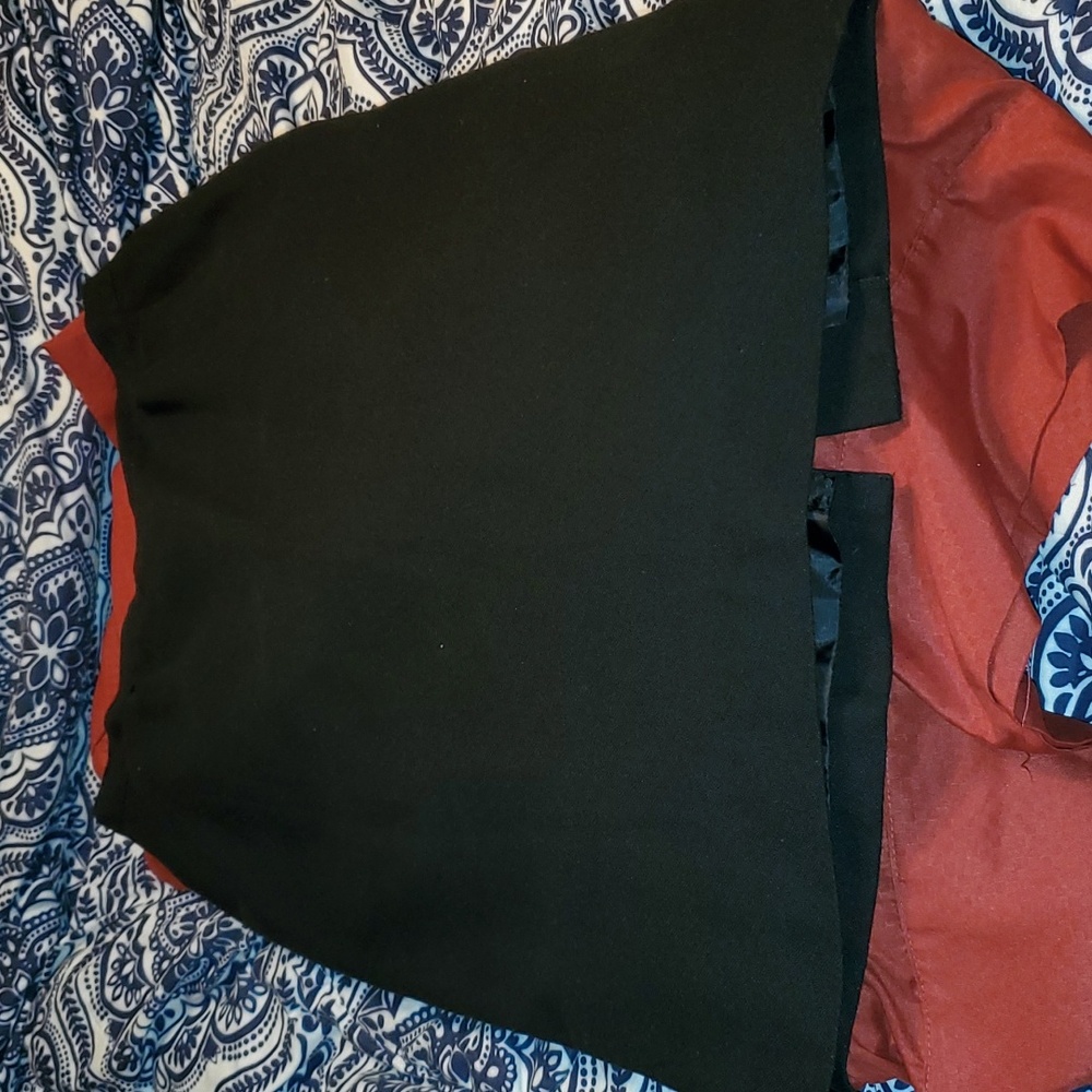 Black pleated skirt with pockets and a sewn in slip.